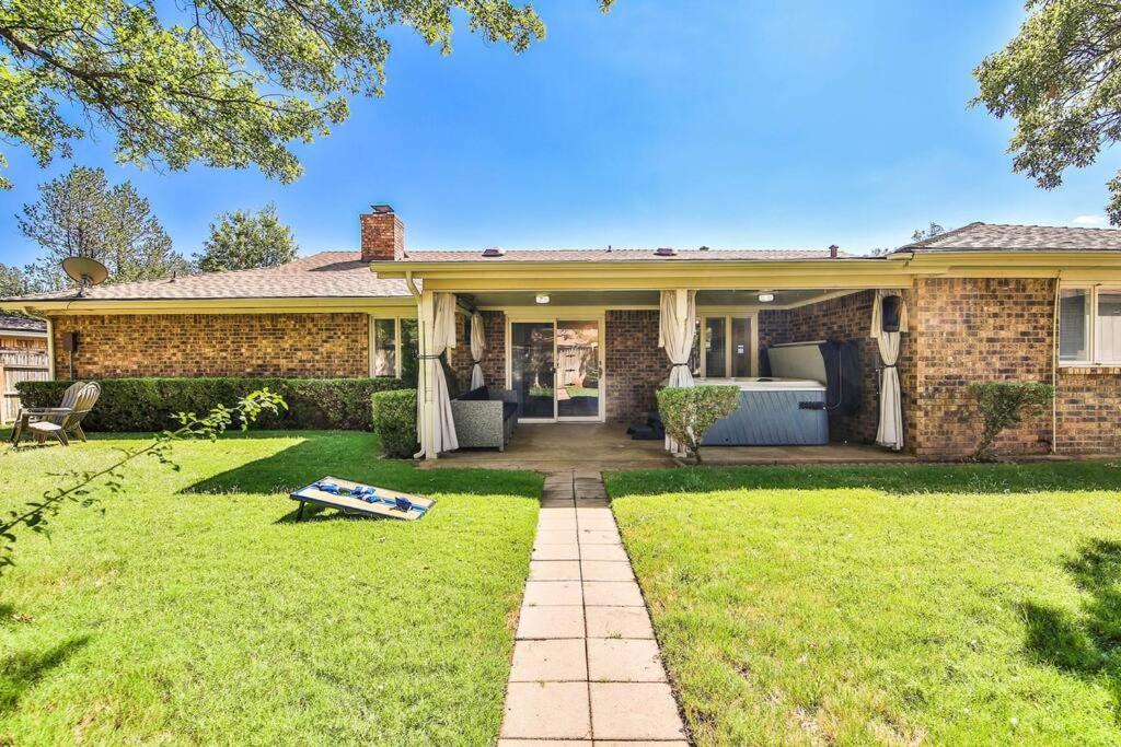 Hot Tub, Privacy, Sleeps 11 & Tons Of Space! ラボック エクステリア 写真