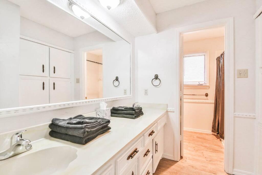 Hot Tub, Privacy, Sleeps 11 & Tons Of Space! ラボック エクステリア 写真