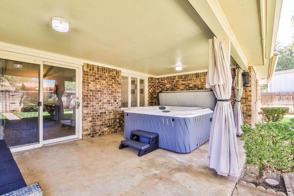 Hot Tub, Privacy, Sleeps 11 & Tons Of Space! ラボック エクステリア 写真